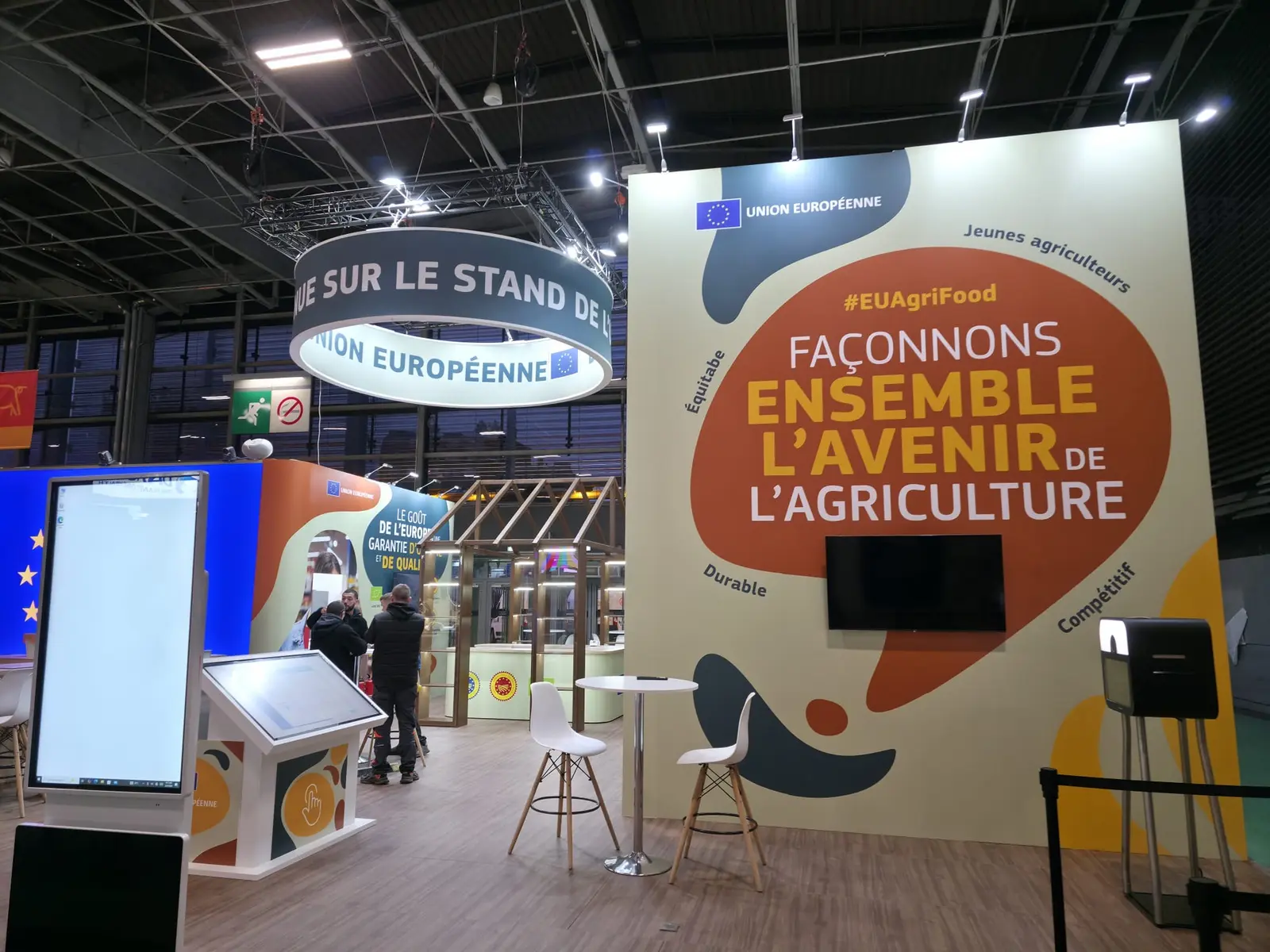 Front stoiska EU Pavilion z wielkoformatową grafiką ścienną