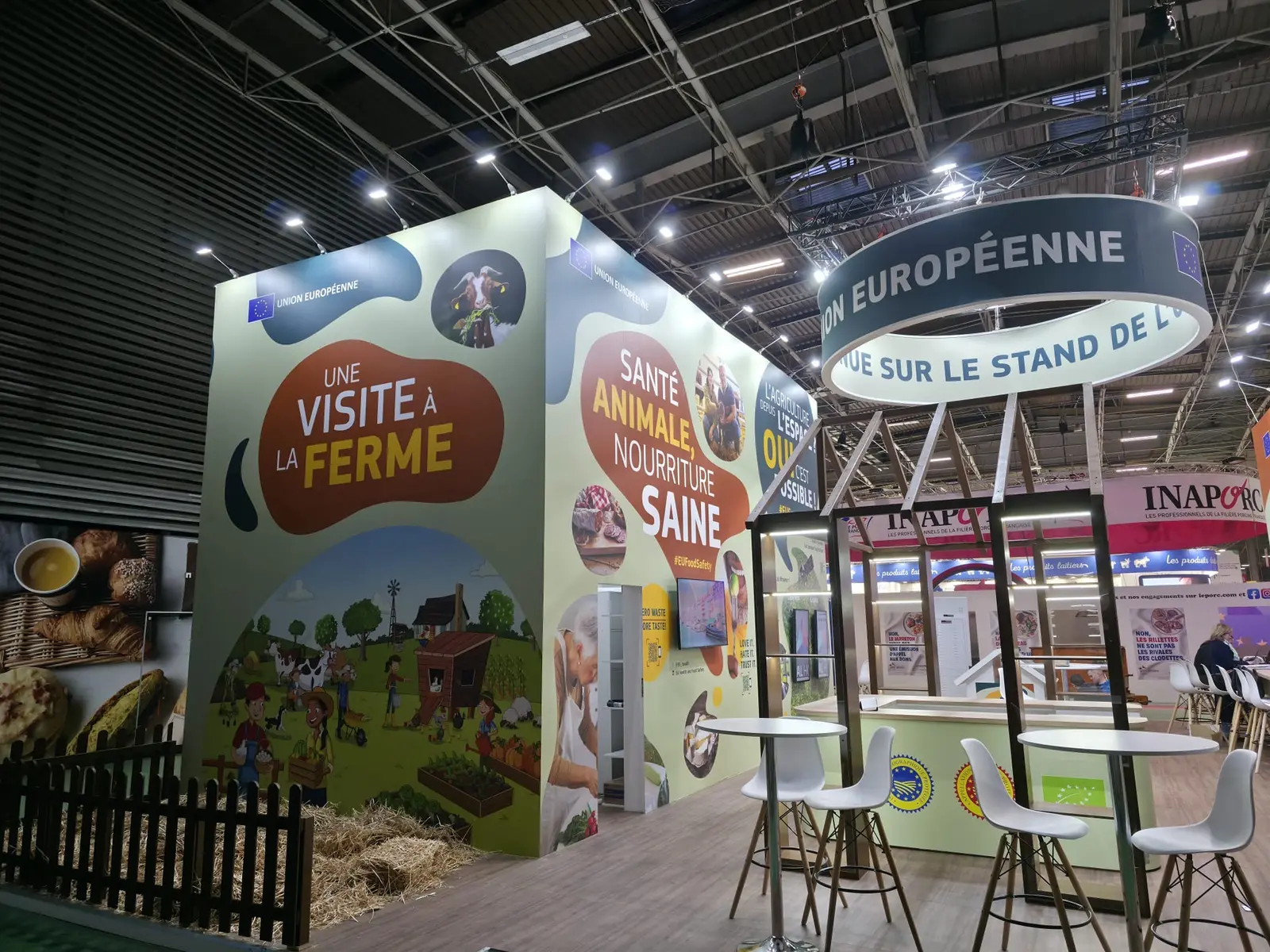Wysokie ściany EU Pavilion pokryte drukowaną folią