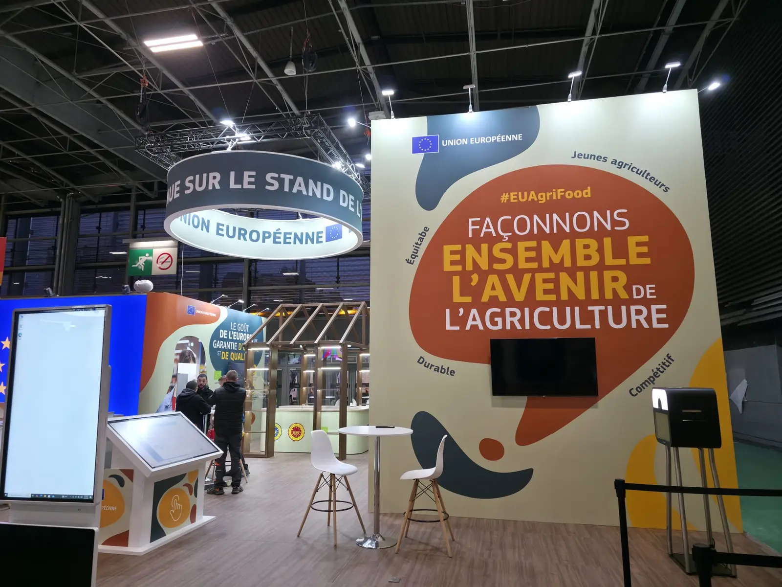 Główna ściana EU Pavilion z wielkoformatową grafiką