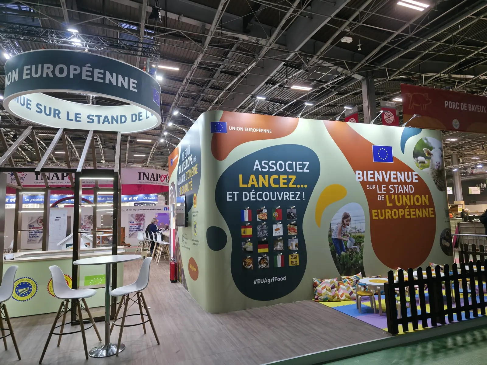 Boczna część stoiska EU Pavilion z grafikami ściennymi