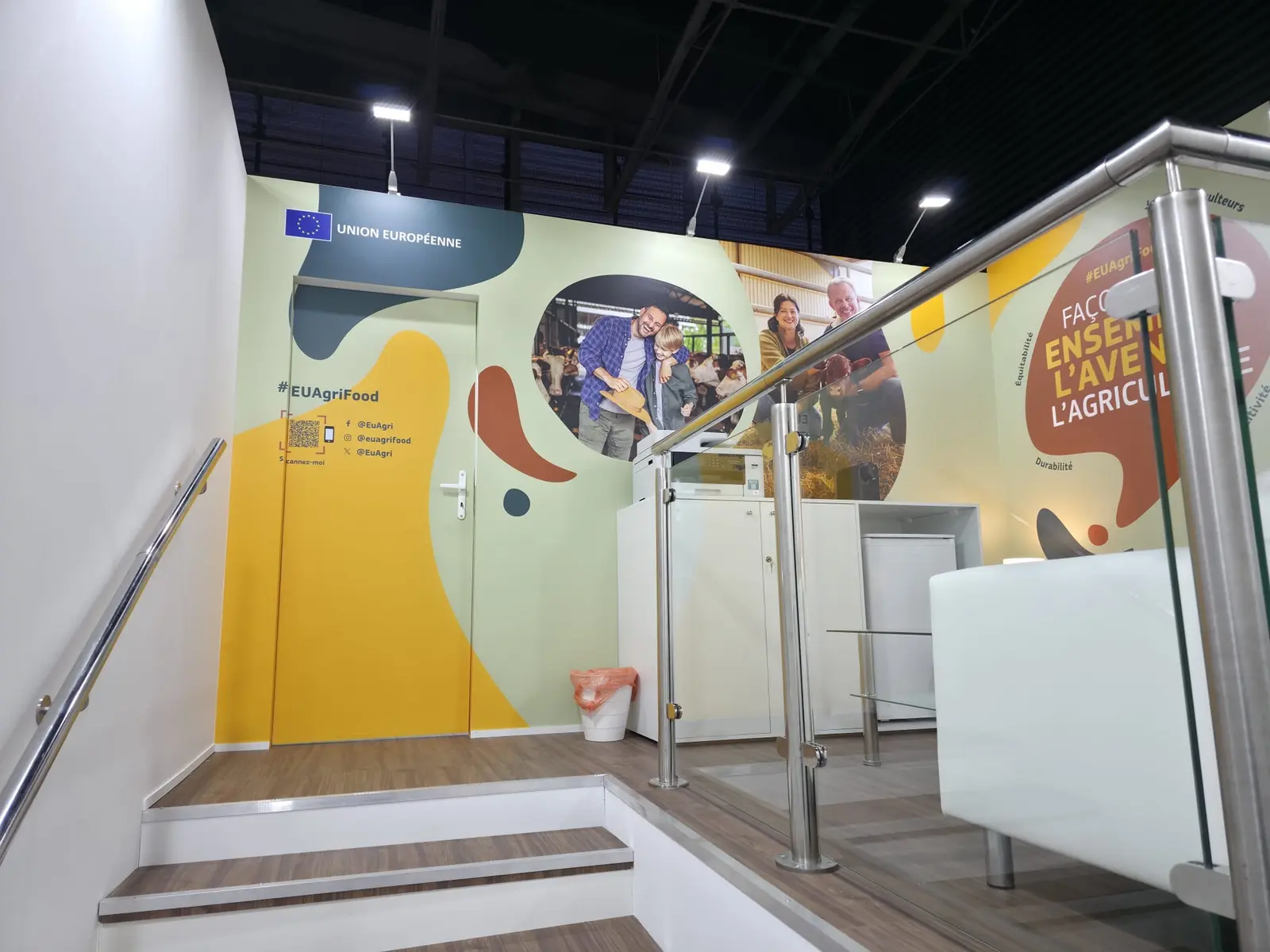 Zaplecze stoiska EU Pavilion wykończone folią