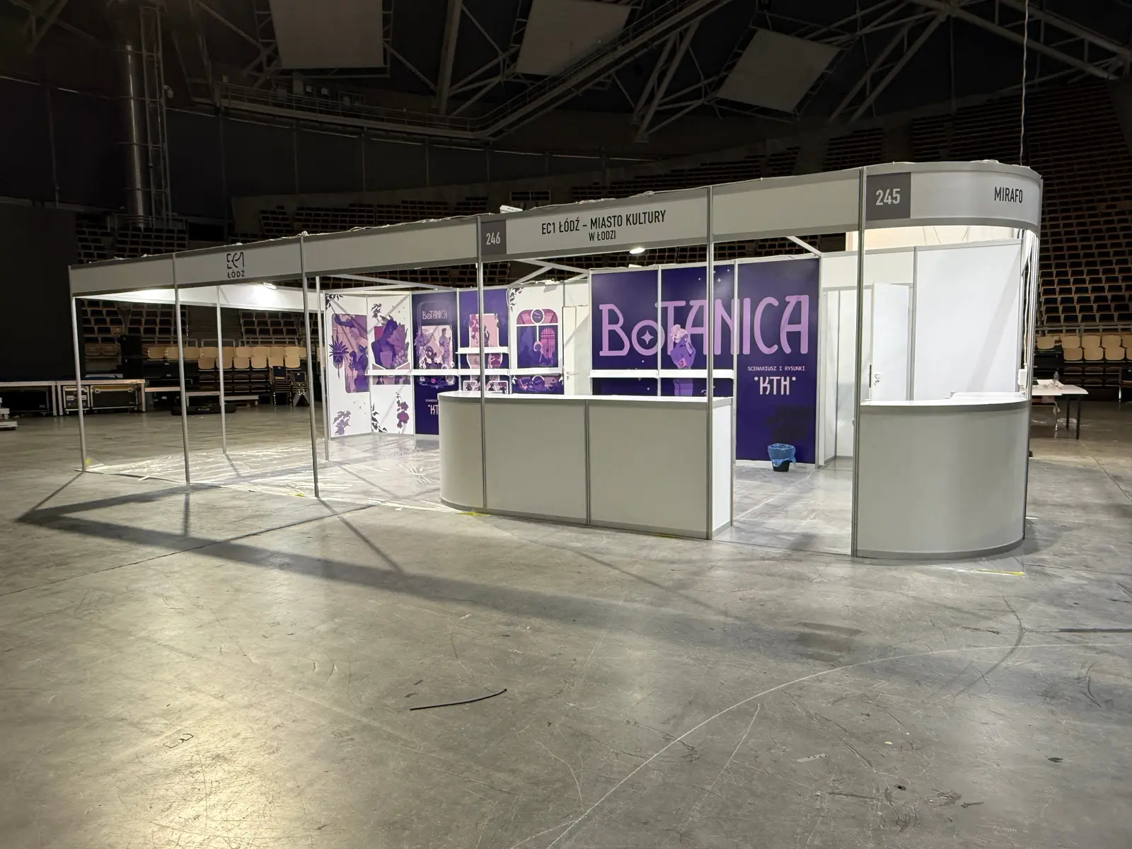 Fioletowe grafiki Botanica zamontowane na ściankach OCTANORM