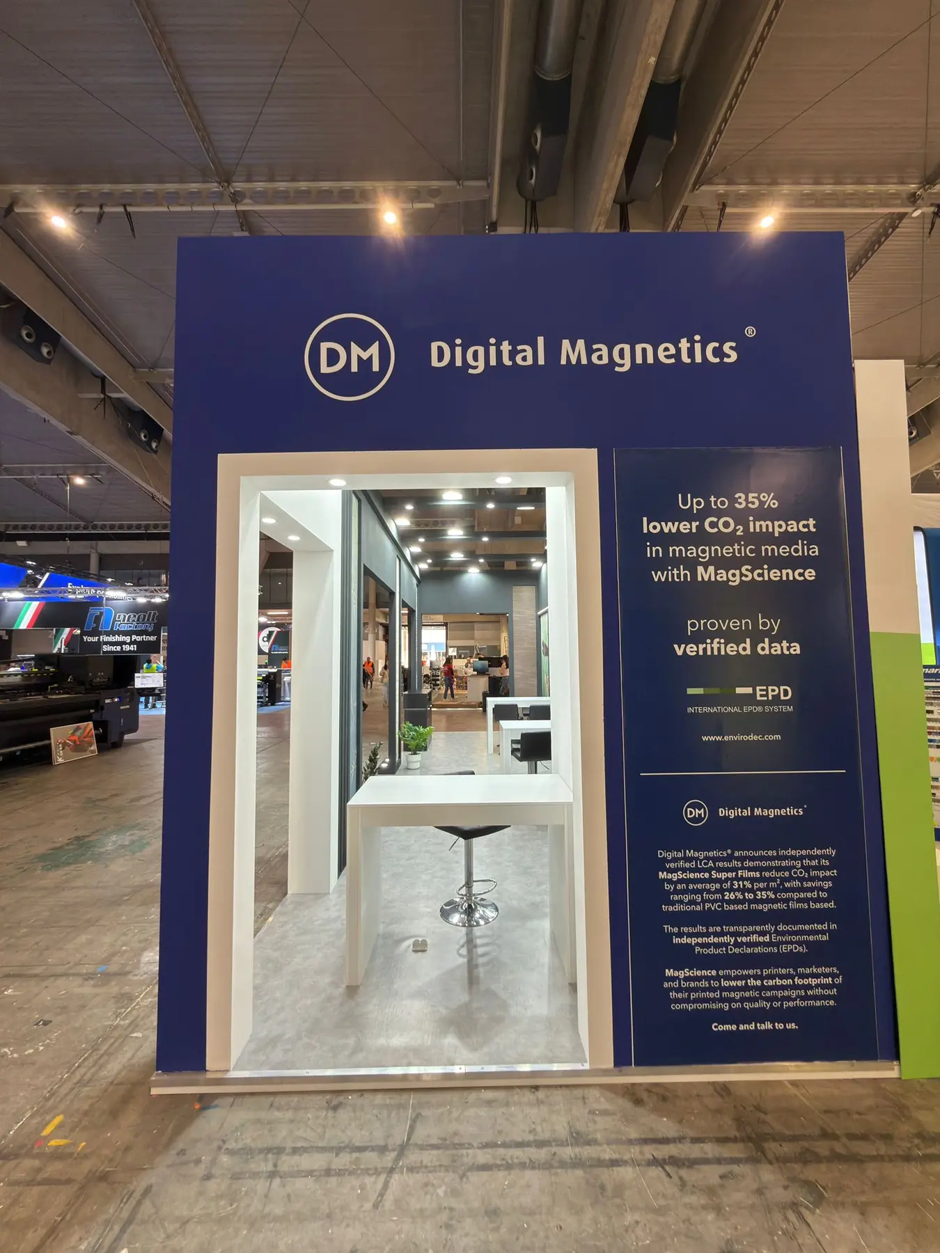 Wysoka ściana stoiska Digital Magnetics z grafiką