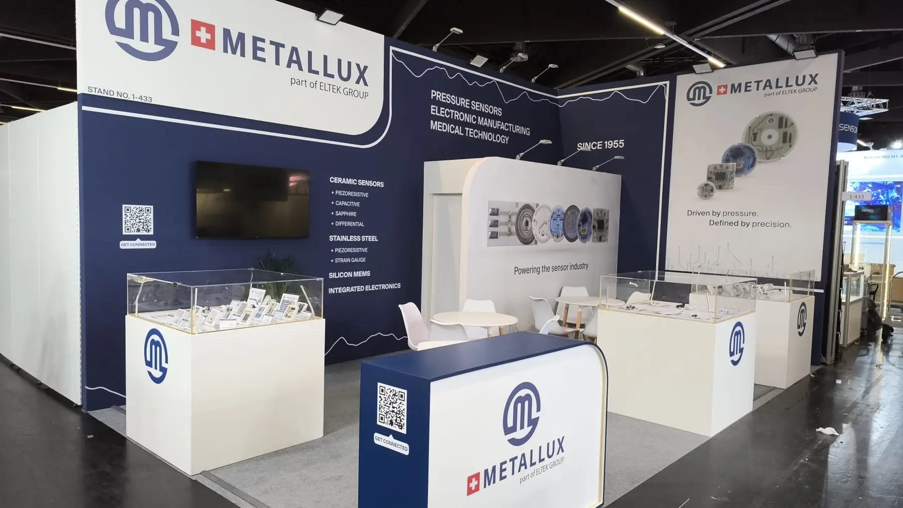 Stoisko Metallux z granatowymi grafikami na ścianach
