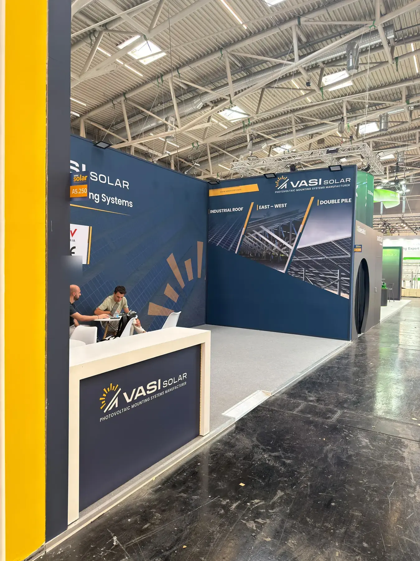 Stoisko VASI Solar z wielkoformatowymi grafikami na ścianach
