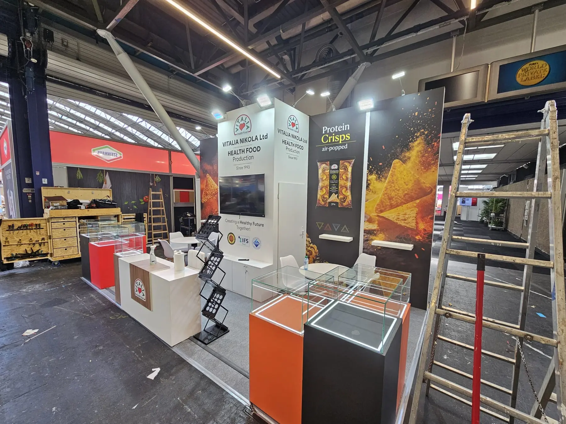 Stoisko Vitalia z grafikami produktowymi na ścianach